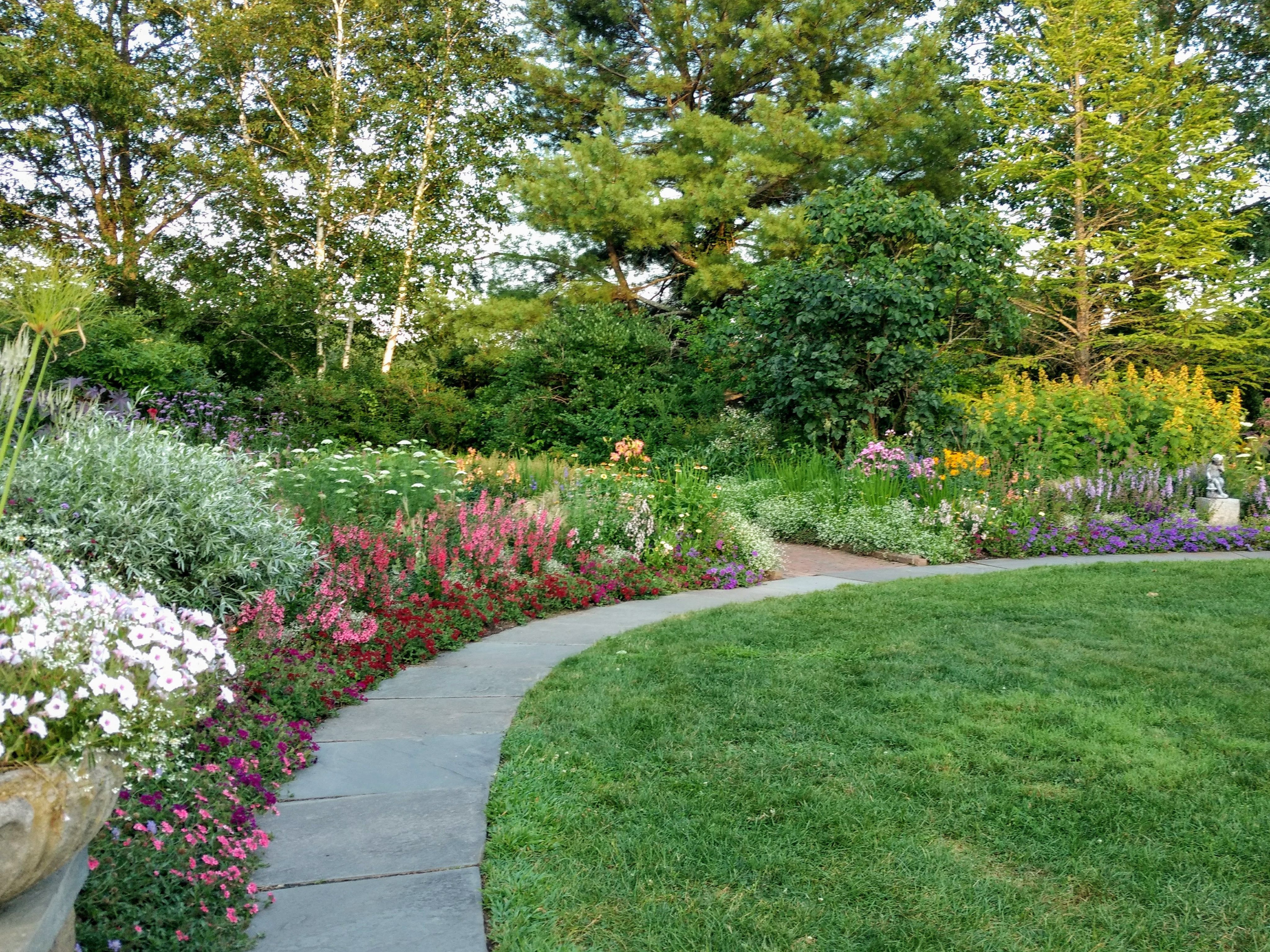 Благоустройство участка частного дома в Щёлково и Московской области